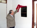 Germano Coelho observa placa de lançamento da Cátedra Paulo Freire, na UFPE.